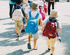 Gruppe von Schülern mit Rucksack